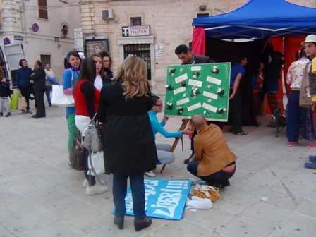 La classe del Tecnico dei Servizi Sociali "Leonardo da Vinci" allestisce una bacheca in occasione dell'evento finale in Piazza Ciaia a Fasano